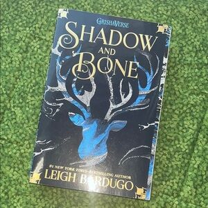 Shadow and Bone Leigh Bardugo Paperback Book Grishaverse‎ Fantasy Fiction